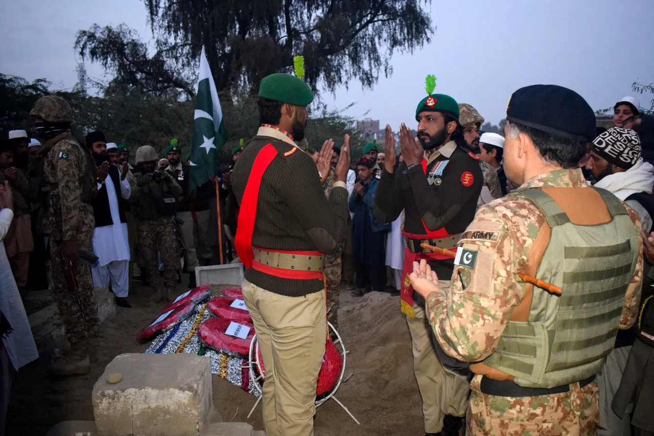 د پاکستان په بلوچستان ایالت کې په بریدونو کې د ترهګرو په ګډون د ۲۵۰ څخه ډیر کسان وژل شوي