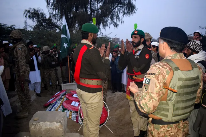 د پاکستان په بلوچستان ایالت کې په بریدونو کې د ترهګرو په ګډون د ۲۵۰ څخه ډیر کسان وژل شوي