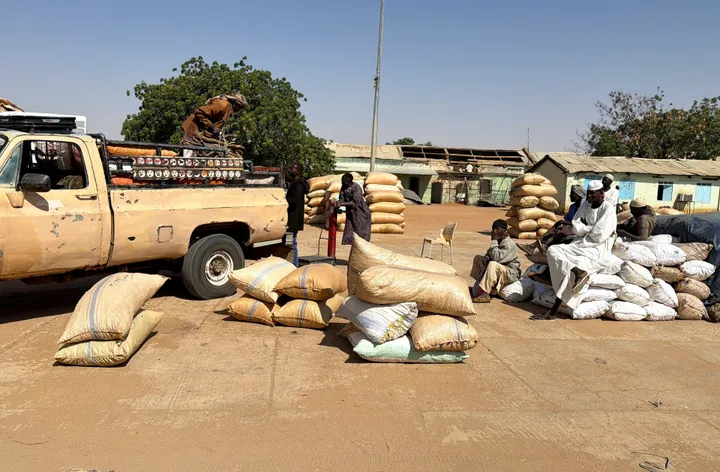 "انتهاك صارخ".. تنديد عربي واسع بعد مهاجمة الدعم السريع قوافل المساعدات بالسودان