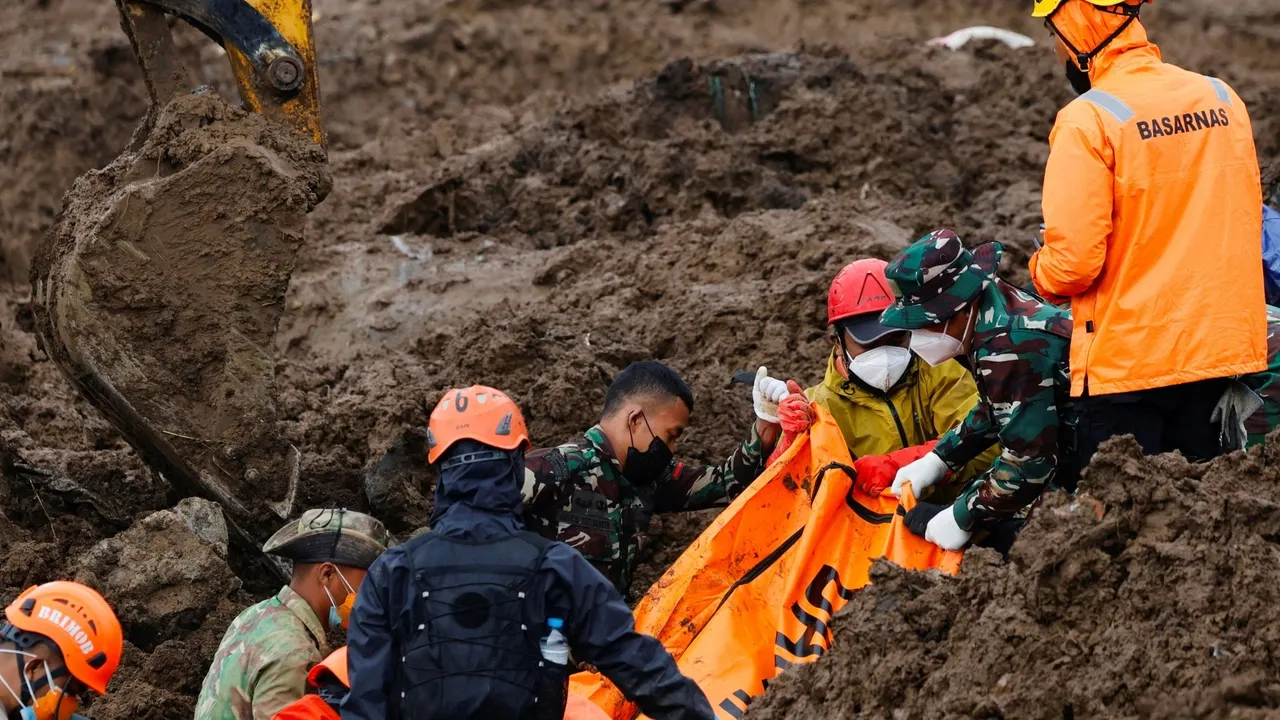 Número de mortos devido ao deslizamento de terra em Java, na Indonésia, sobe para 85