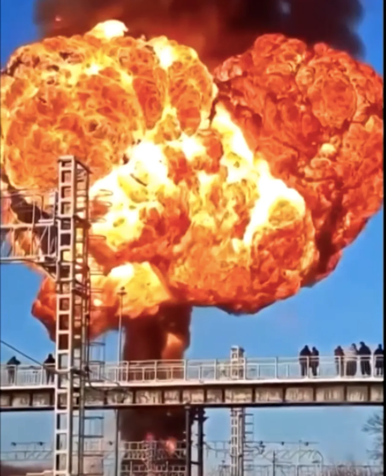 Fuel train derails, erupts in flames in central Russia