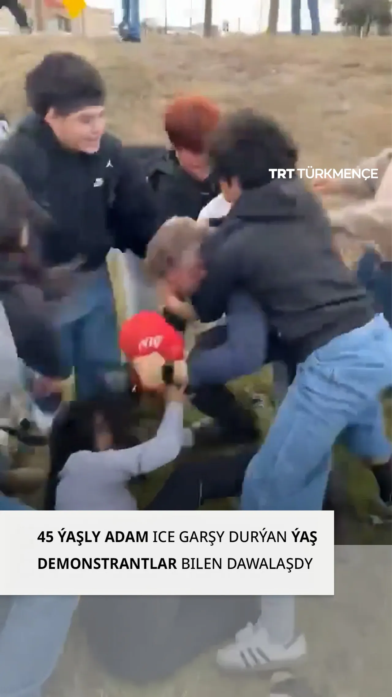 45 ýaşly adam ICE garşy durýan ýaş demonstrantlar bilen dawalaşdy