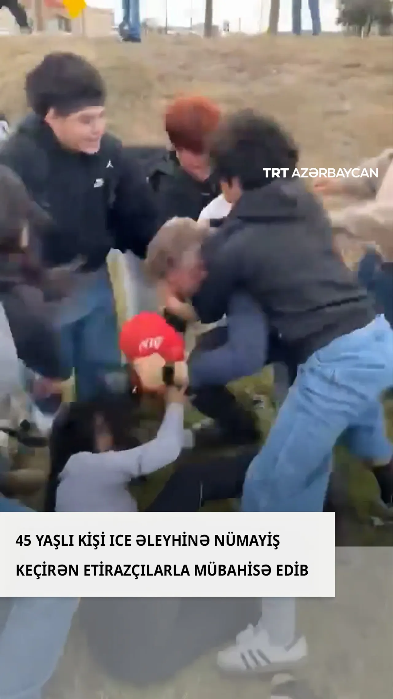 45 yaşlı kişi ICE əleyhinə nümayiş keçirən etirazçılarla mübahisə edib