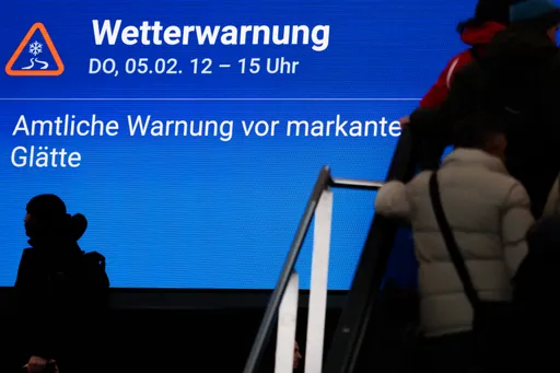 Behinderungen durch Schnee und Eisregen - Angespannte Lage in Berlin