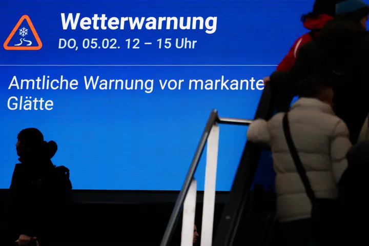 Behinderungen durch Schnee und Eisregen - Angespannte Lage in Berlin