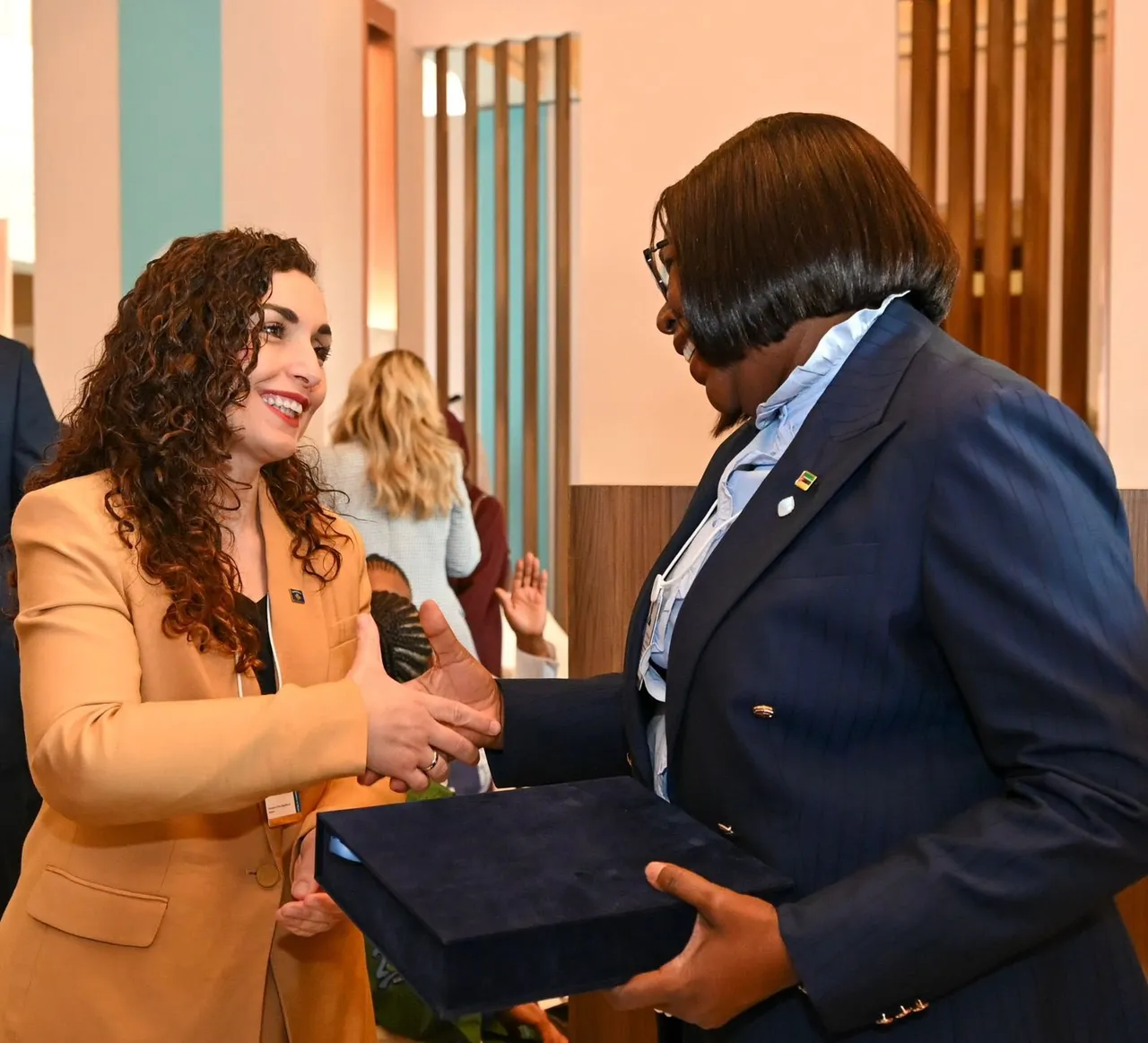 Presidentja Osmani takon në Dubai kryeministren e Mozambikut, Maria Benvinda Levy