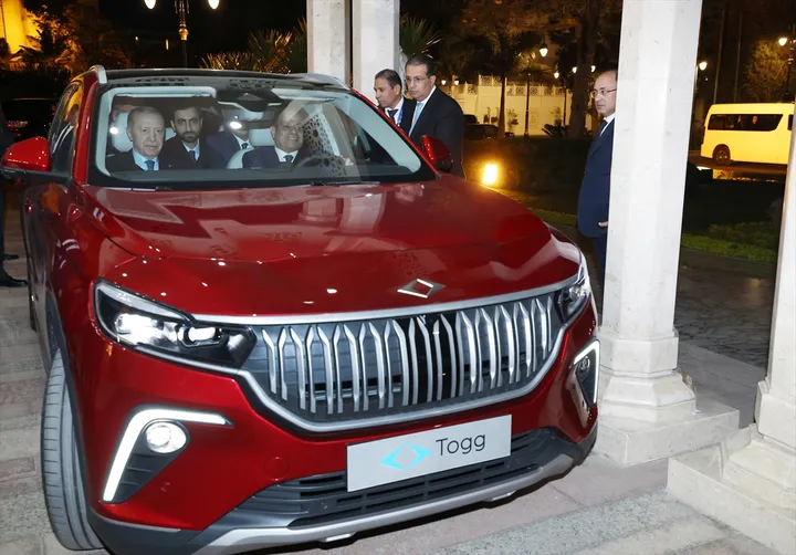 MW Erdogan oo dhiggiisa Masar Sisi hadyad ahaan u siiyay gaariga korontada ee Turkiga ee Togg