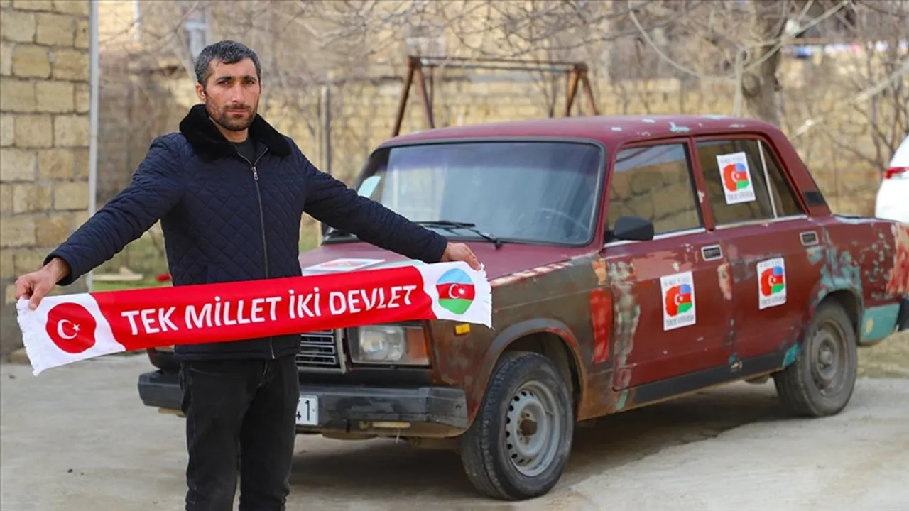 Həmrəyliyin simvoluna çevrilən qırmızı avtomobil