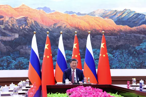 چین د اټومي وسلو د کنټرول تړون له پای ته رسېدو وروسته د امریکا او روسیې ترمنځ د خبرو اترو غوښتنه کوي