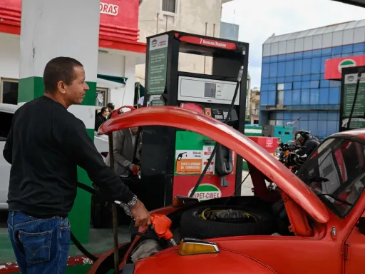 Rússia promete continuar a fornecer petróleo a Cuba em meio ao aumento da pressão dos EUA