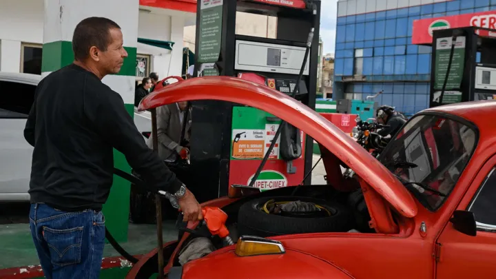 Rússia promete continuar a fornecer petróleo a Cuba em meio ao aumento da pressão dos EUA