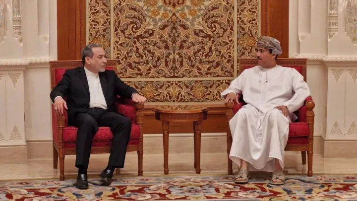 عراقجي يصل إلى مسقط ومسؤول أمريكي يؤكد مشاركة ويتكوف وكوشنر في المحادثات مع إيران