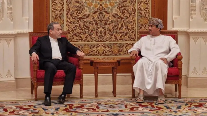 عراقجي يصل إلى مسقط ومسؤول أمريكي يؤكد مشاركة ويتكوف وكوشنر في المحادثات مع إيران