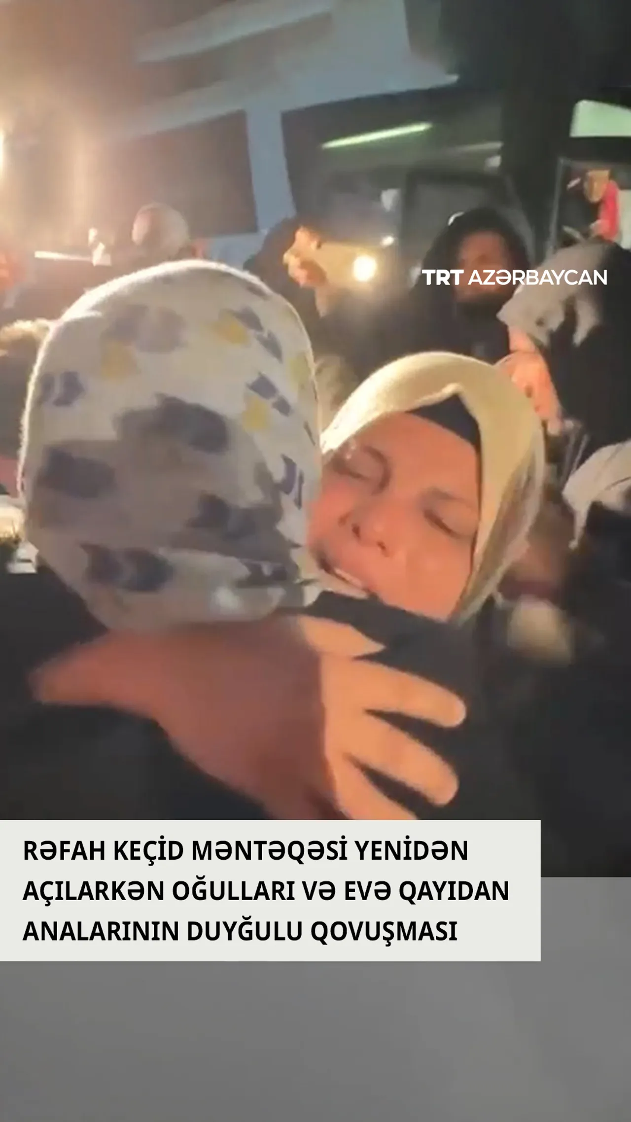 Rəfah keçid məntəqəsi yenidən açılarkən oğulları və evə qayıdan analarının duyğulu qovuşması