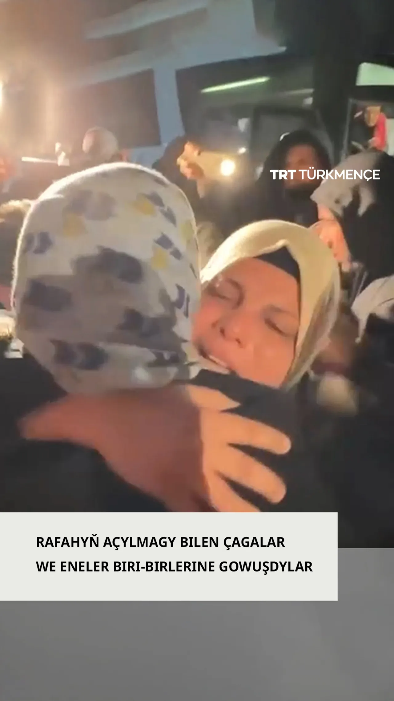 RAFAHYŇ AÇYLMAGY BILEN ÇAGALAR WE ENELER BIRI-BIRLERINE GOWUŞDYLAR