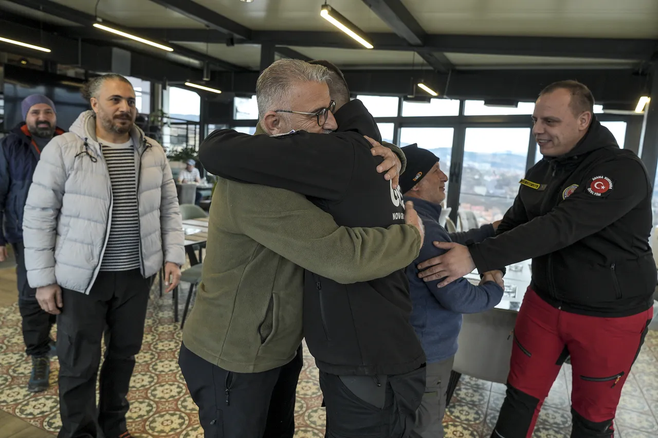 Emotivan susret Turčina i bh. spasilaca tri godine nakon što su ga izvukli ispod ruševina u Hatayu