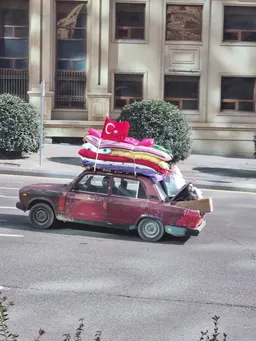 Si një makinë e kuqe nga Azerbajxhani u bë simbol i solidaritetit turk pas tërmetit të vitit 2023?