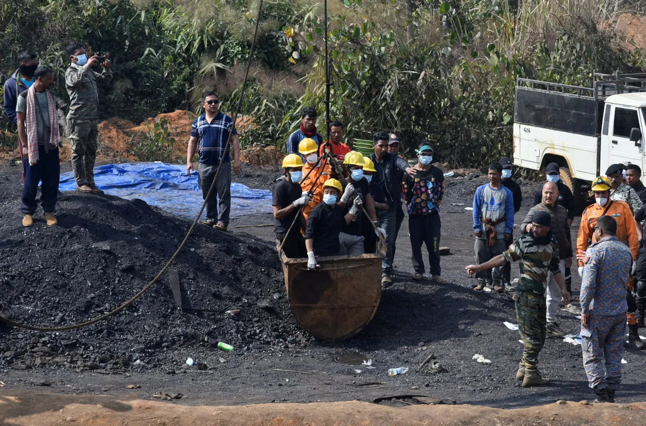 Death toll reaches 27 after coal mine blast in India