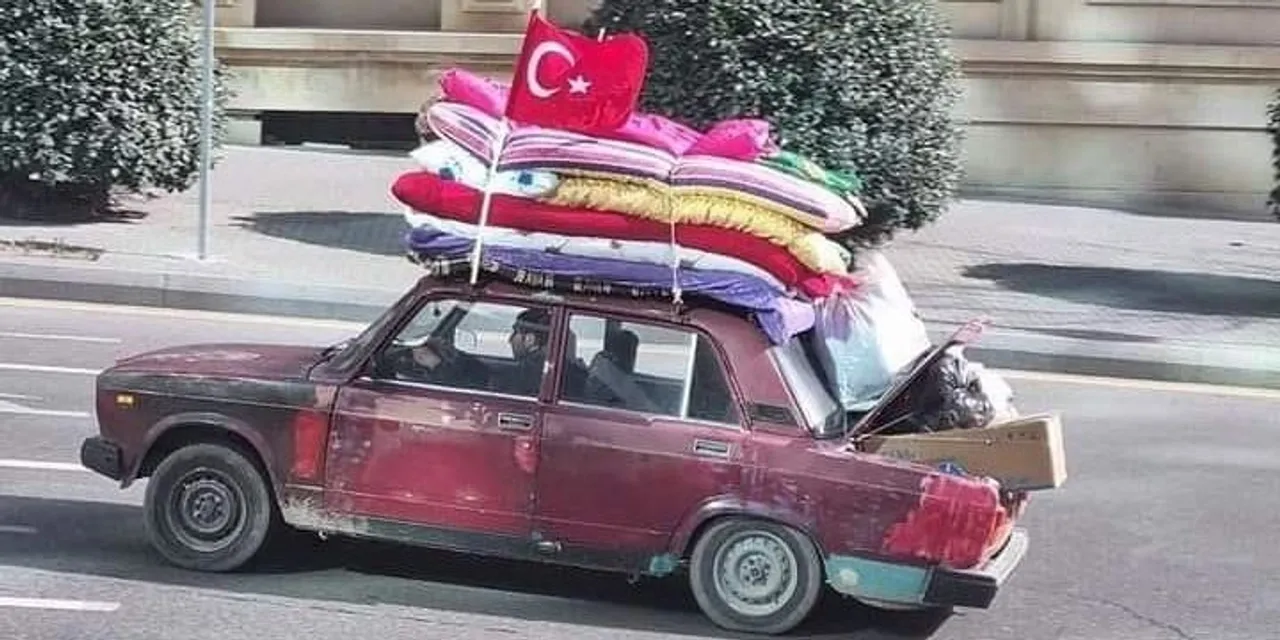 چگونه یک خودروی قرمز فرسوده از آذربایجان به نمادی از همبستگی ترک‌ها پس از زلزله ۲۰۲۳ ترکیه تبدیل شد؟