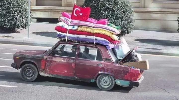 چگونه یک خودروی قرمز فرسوده از آذربایجان به نمادی از همبستگی ترک‌ها پس از زلزله ۲۰۲۳ ترکیه تبدیل شد؟