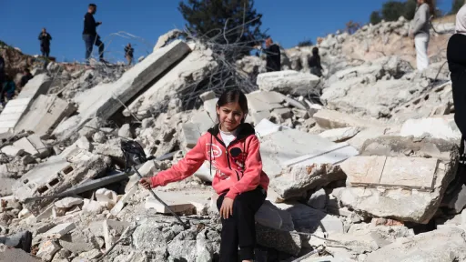 900 fälästinle İzrail kilep urnaşuçıları tarafınnan mäcbüri räweştä üz cirlärennän quıp çığarılğan