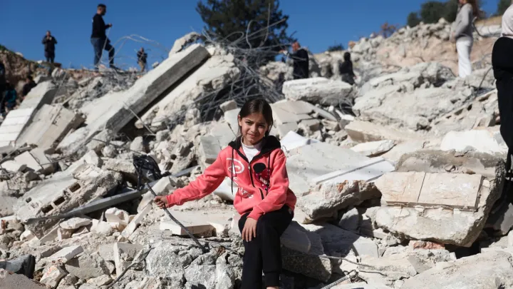 900 fälästinle İzrail kilep urnaşuçıları tarafınnan mäcbüri räweştä üz cirlärennän quıp çığarılğan