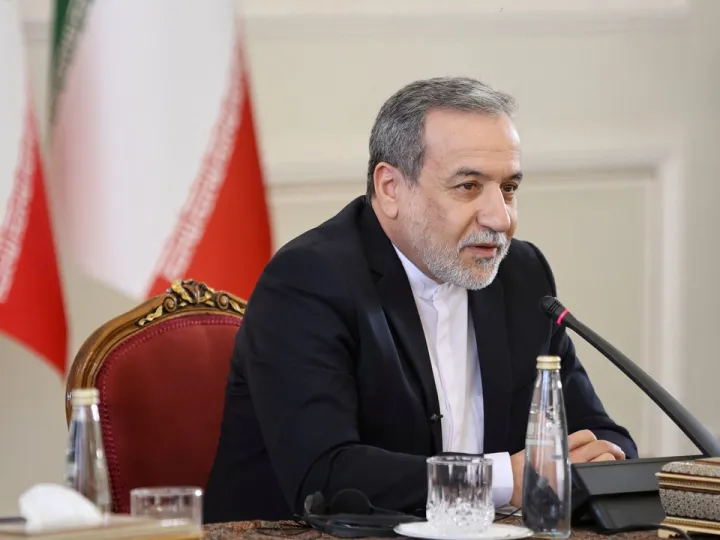 Irão afirma que entra nas negociações com os EUA em Omã «de boa fé», enquanto as tensões aumentam