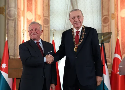 ملك الأردن يهدي الرئيس أردوغان "قلادة الحسين بن علي" الأرفع في المملكة