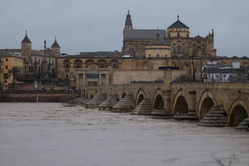 مقتل ثلاثة في انهيار جليدي بإيطاليا.. وأضرار "كارثية" بسبب العاصفة مارتا في إسبانيا والبرتغال