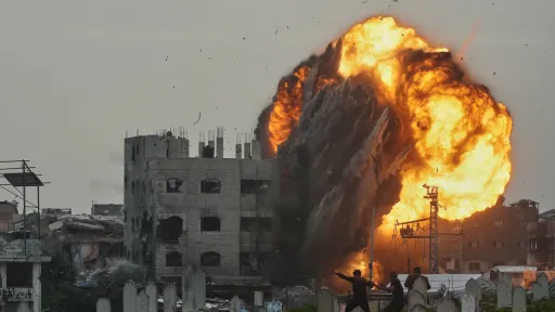 Gaza: Israël poursuit ses bombardements détruisant des bâtiments entiers près de Khan Younès