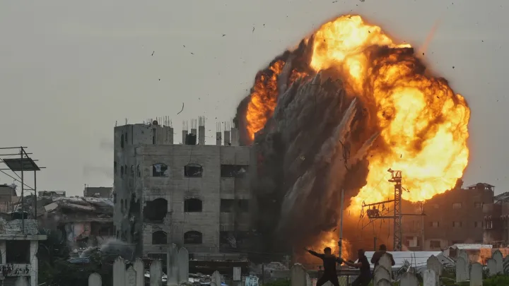 Gaza: Israël poursuit ses bombardements détruisant des bâtiments entiers près de Khan Younès