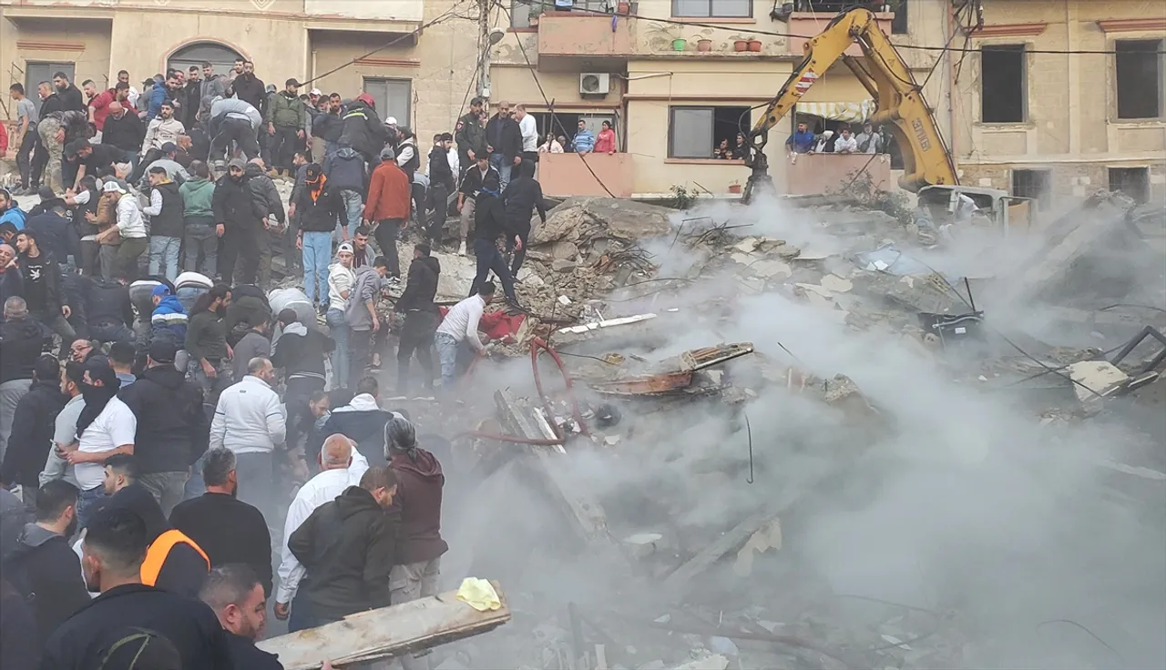 مقتل 6 أشخاص جراء انهيار مبنيين في مدينة طرابلس اللبنانية وإنقاذ 3 آخرين