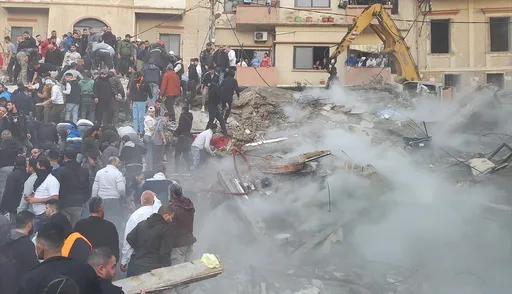 مقتل 6 أشخاص جراء انهيار مبنيين في مدينة طرابلس اللبنانية وإنقاذ 3 آخرين