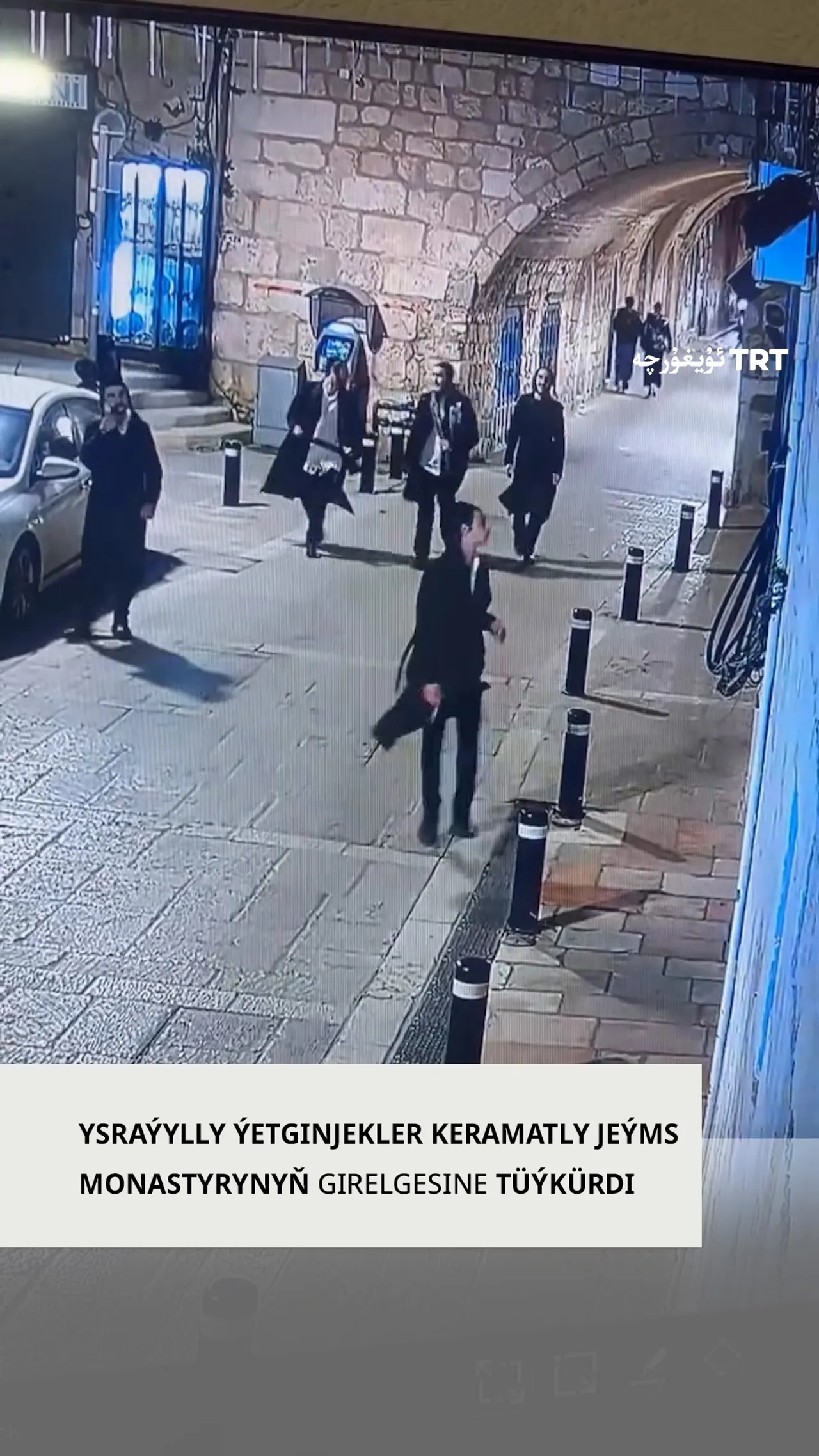 Ysraýylly ýetginjekler keramatly Jeýms monastyrynyň girelgesine tüýkürdi