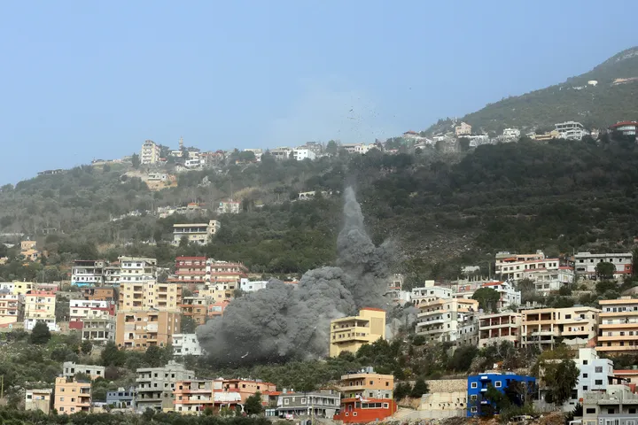 جيش الاحتلال يقتل 4 مدنيين بينهم طفل ويخطف مسؤولاً بالجماعة الإسلامية جنوبي لبنان