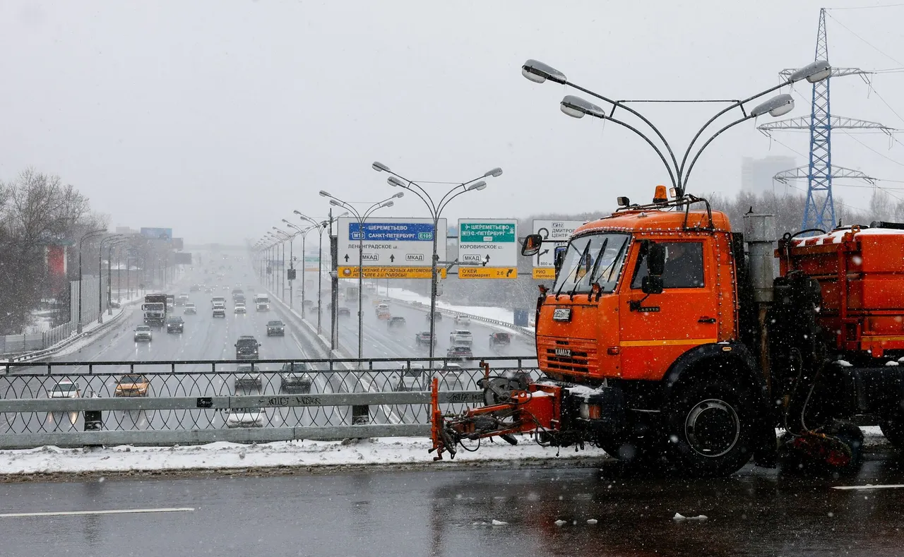 Москву от снега теперь чистят кубинцы?