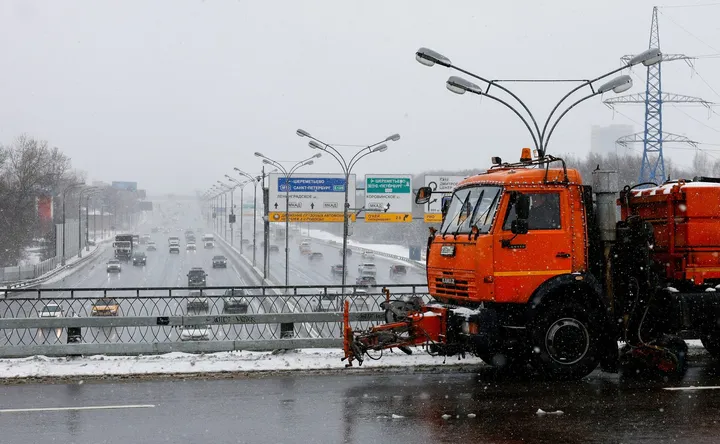 Москву от снега теперь чистят кубинцы?