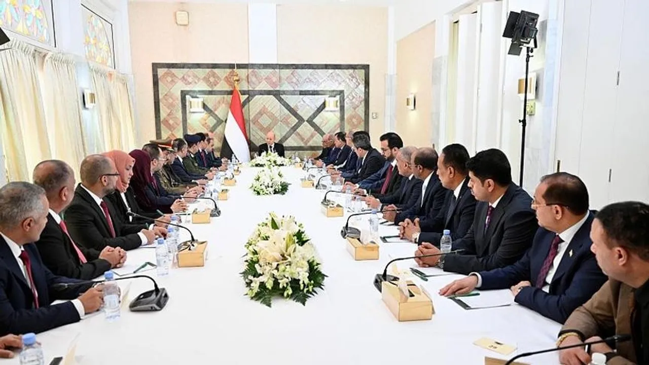 العليمي يوجّه الحكومة اليمنية الجديدة للعمل الفوري من داخل البلاد