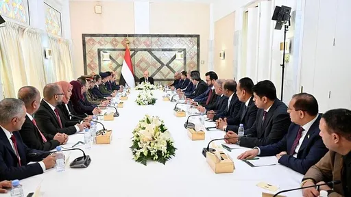 العليمي يوجّه الحكومة اليمنية الجديدة للعمل الفوري من داخل البلاد