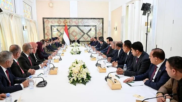 العليمي يوجّه الحكومة اليمنية الجديدة للعمل الفوري من داخل البلاد