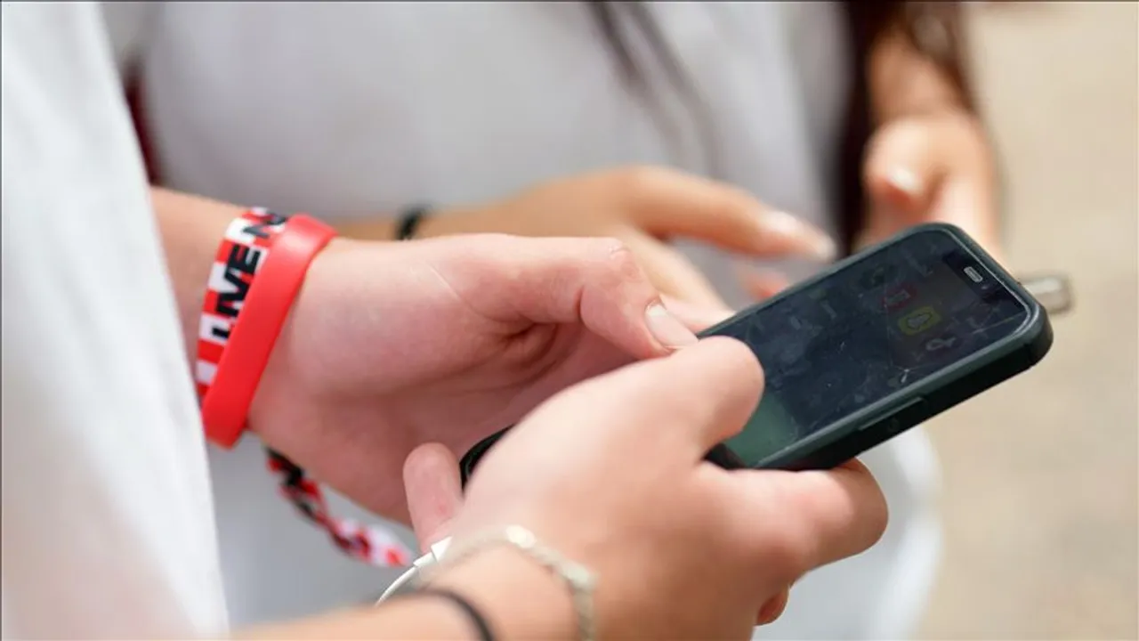 Platformat e mediave sociale fitojnë miliona nga reklamat mashtruese, tregon studimi