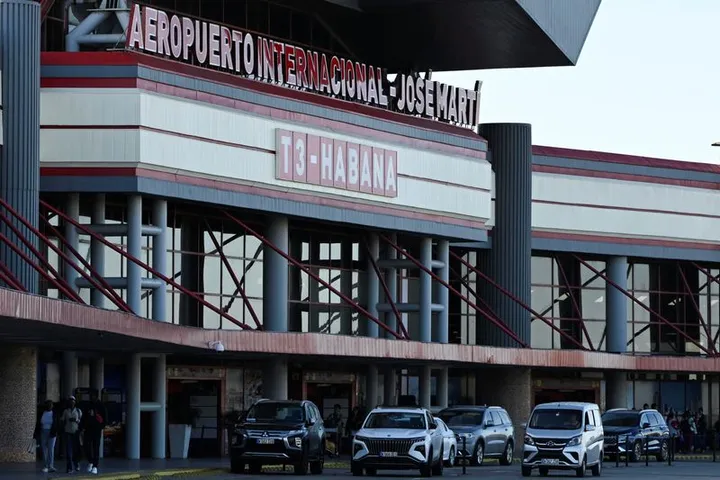 Cuba suspende combustible aéreo y México denuncia medidas “muy injustas” de EE.UU.