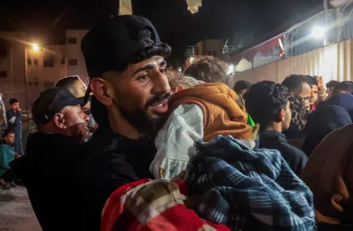 Dhjetëra palestinezë kalojnë pikën kufitare Rafah, ribashkohen përsëri familjet në Gaza