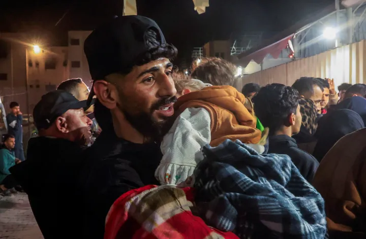 Dhjetëra palestinezë kalojnë pikën kufitare Rafah, ribashkohen përsëri familjet në Gaza