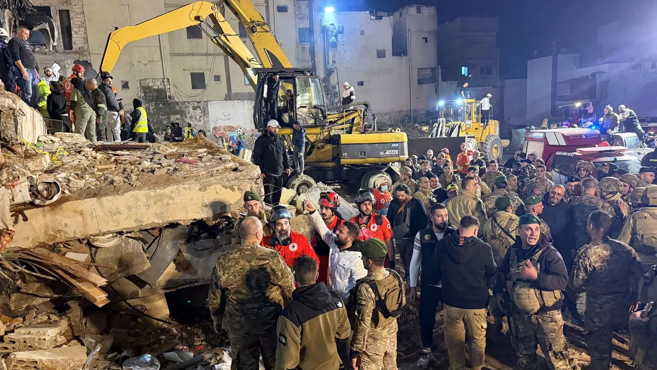 17 قتيلاً في لبنان.. 14 في انهيار مبنى بطرابلس و3 بغارة للاحتلال في صور