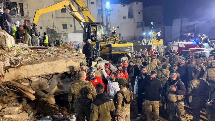 17 قتيلاً في لبنان.. 14 في انهيار مبنى بطرابلس و3 بغارة للاحتلال في صور