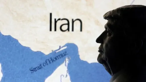 آمریکا به کشتی‌های خود هشدار داد که از آب‌های ایران در خلیج فاصله بگیرند