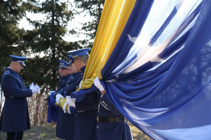 Obilježavanje Dana nezavisnosti: Podignuta zastava BiH na Humu, položeno cvijeće na sarajevskim spomenicima