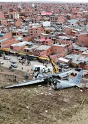 Militair vliegtuig met geld aan boord stort neer, met minstens 15 dodelijke slachtoffers tot gevolg