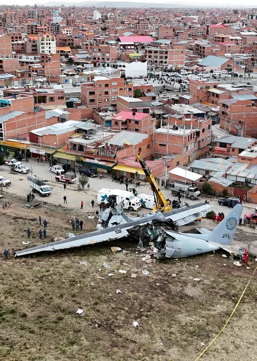 Militair vliegtuig met geld aan boord stort neer, met minstens 15 dodelijke slachtoffers tot gevolg